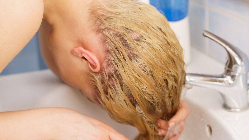 Lợi ích của việc gội đầu cúi xuống