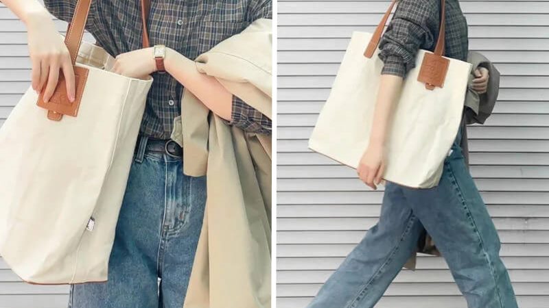 Áo phông mix quần jean và túi vải tote
