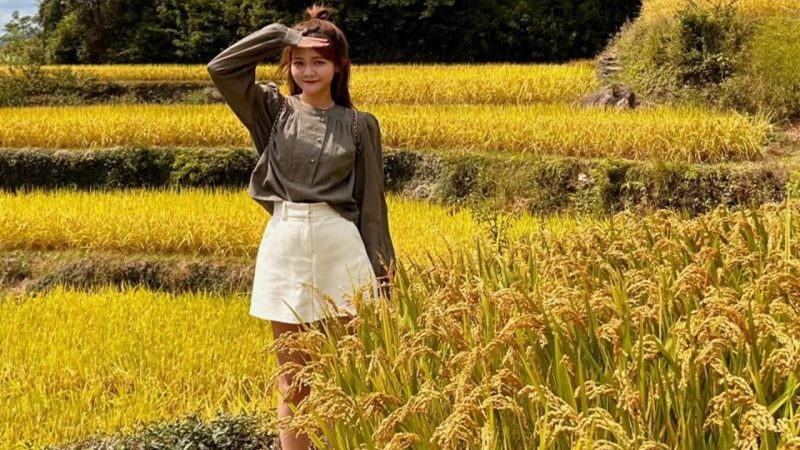 Chụp che mặt hay giơ tay che nắng