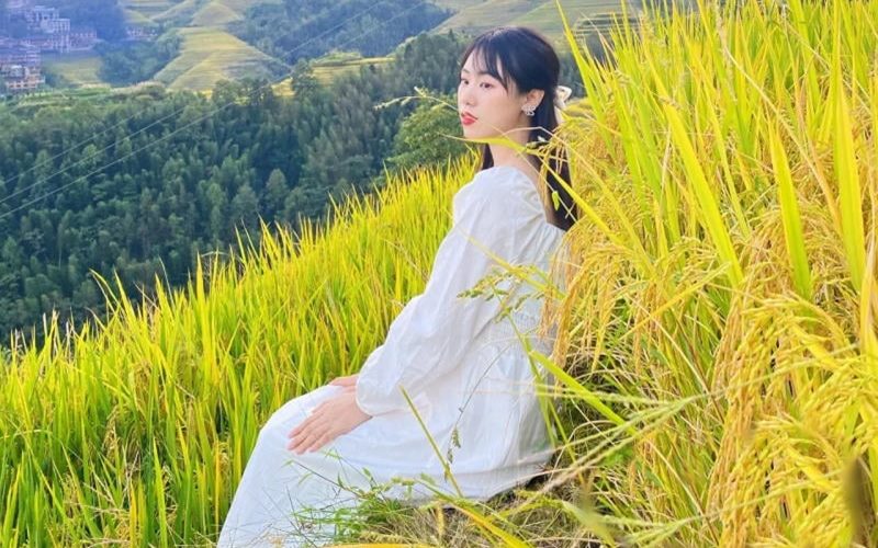 Tạo dáng ngồi trên bờ ruộng