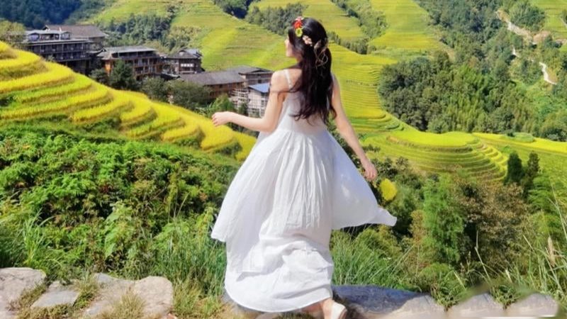 Tạo dáng xoay váy điệu đà