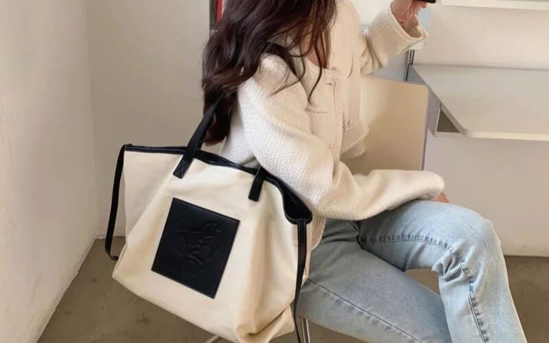 Đeo túi canvas cùng quần jean và áo khoác dạ tweed