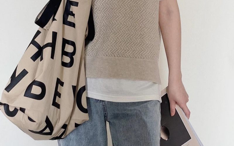 Túi tote canvas mix cùng áo len sát nách