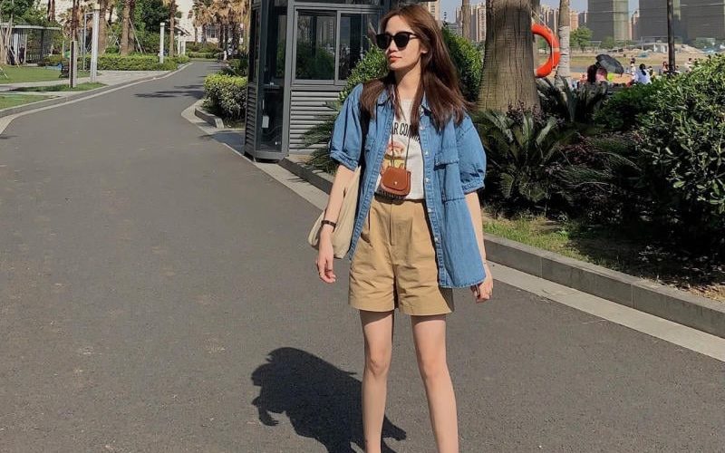 Phối sơ mi denim cùng quần short và túi canvas