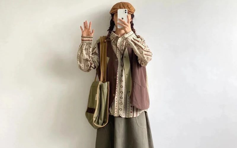 Chân váy xòe mặc cùng gi-lê + túi canvas và mũ nồi