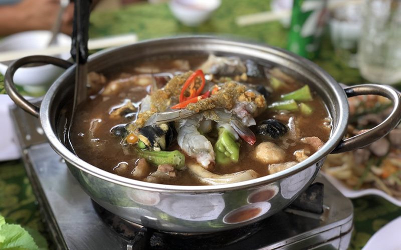 Nồi lẩu mắm thơm lừng với đầy ắp topping Nồi lẩu mắm thơm lừng với đầy ắp topping