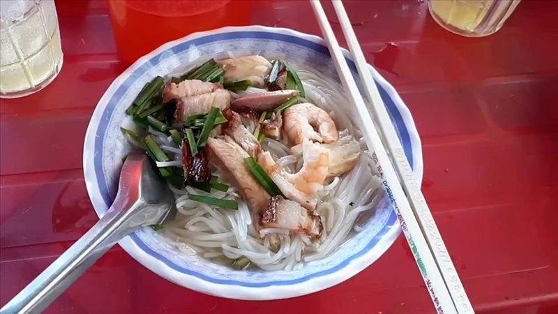 Món bún nước lèo đầy ắp topping Món bún nước lèo đầy ắp topping