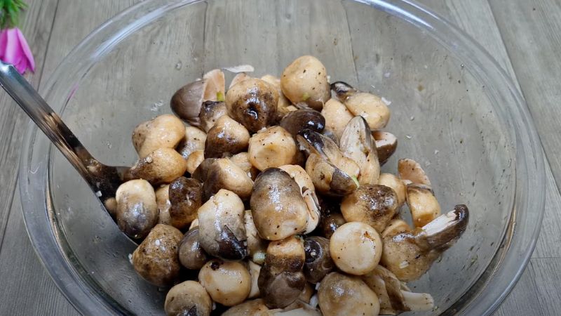 Ướp nấm rơm