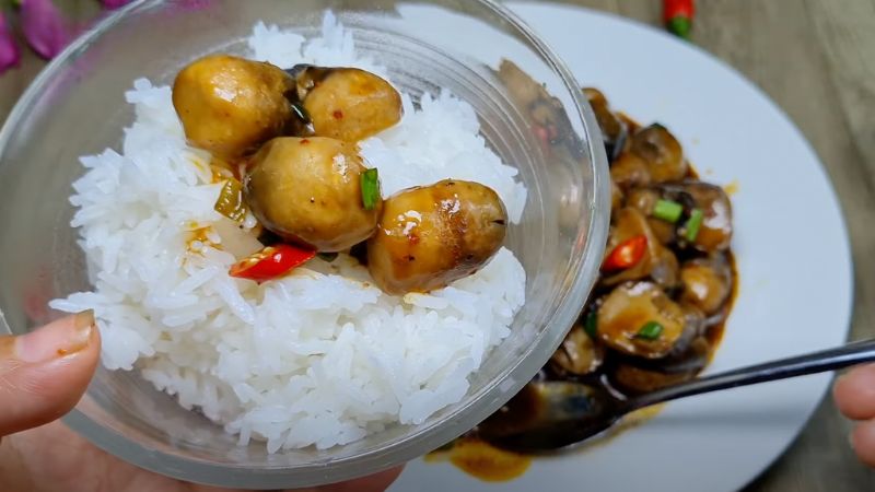 Thưởng thức nấm rơm kho nước tương