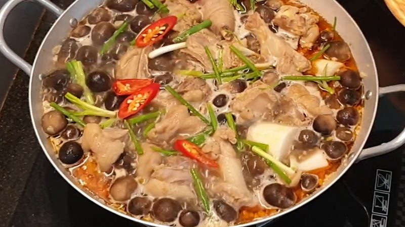 Cách nấu lẩu gà nấm rơm cùng nước dừa ngon ngọt