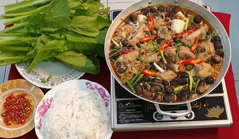 Cách nấu lẩu gà nấm rơm cùng nước dừa ngon ngọt