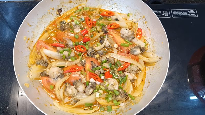 Thưởng thức hàu xào cay