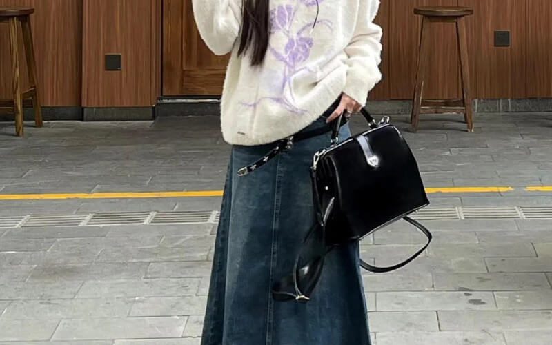 Áo phông + Chân váy denim + Túi cốp