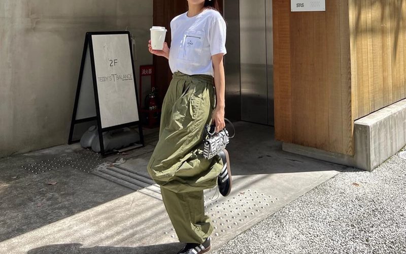 Áo thun oversized + Quần culottes + Túi cốp