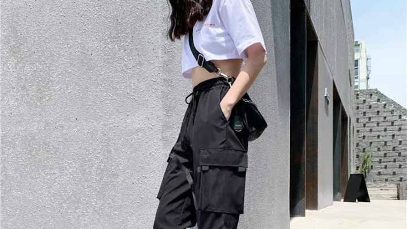 Áo thun croptop + Quần jogger + Túi cốp
