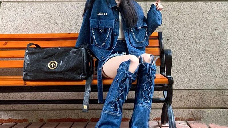 Áo khoác denim + Áo phông + Quần short + Túi cốp