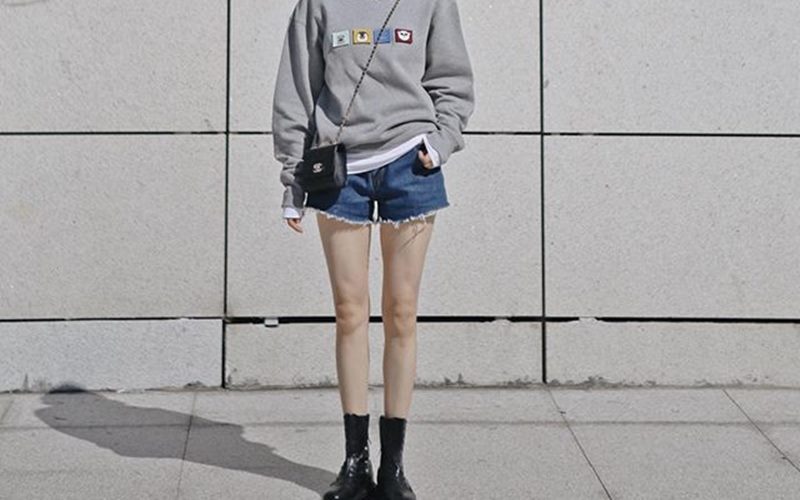 Phối túi da với áo hoodie và quần short jeans Phối túi da với áo hoodie và quần short jeans