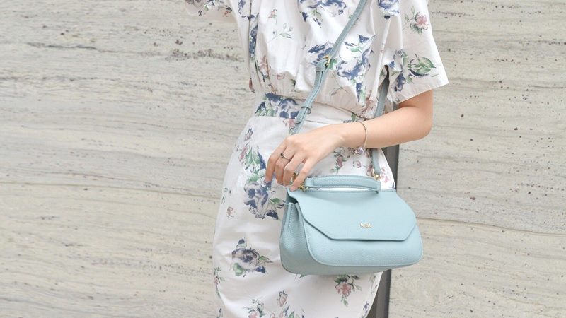 Phối túi da với đầm maxi nhẹ nhàng Phối túi da với đầm maxi nhẹ nhàng