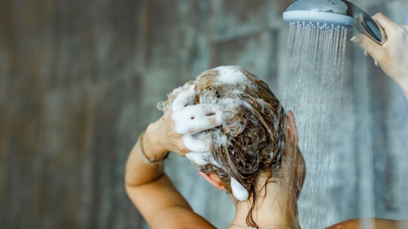 Không nên gội đầu với nước quá nóng Không nên gội đầu với nước quá nóng