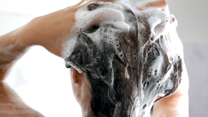 Nên massage nhẹ nhàng khi gội đầu Nên massage nhẹ nhàng khi gội đầu