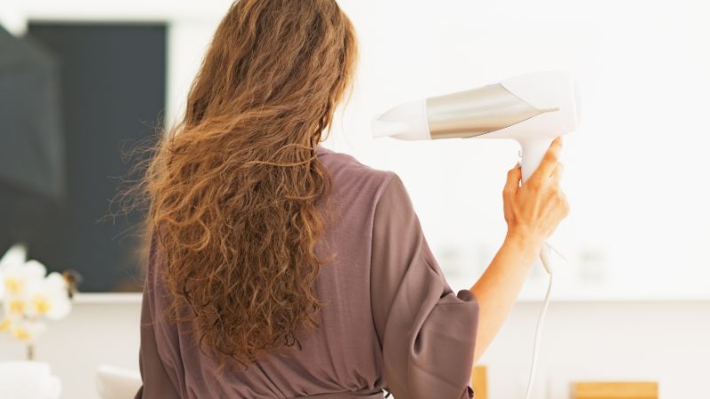 Lau khô tóc đúng cách và sử dụng chế độ sấy mát Lau khô tóc đúng cách và sử dụng chế độ sấy mát