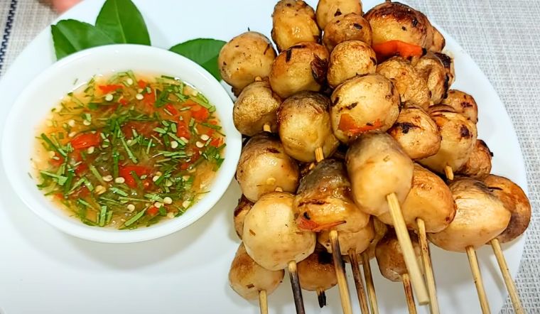 Cách làm nấm rơm nướng muối ớt cho ngày chay thêm hấp dẫn