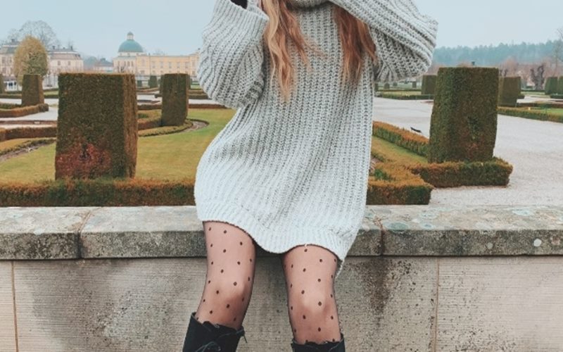 Mix tất đen mỏng với áo len dáng dài