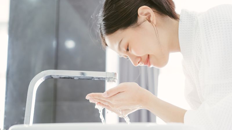 Buổi sáng, chỉ cần rửa mặt với nước ấm hoặc dùng sữa rửa mặt dịu nhẹ Buổi sáng, chỉ cần rửa mặt với nước ấm hoặc dùng sữa rửa mặt dịu nhẹ