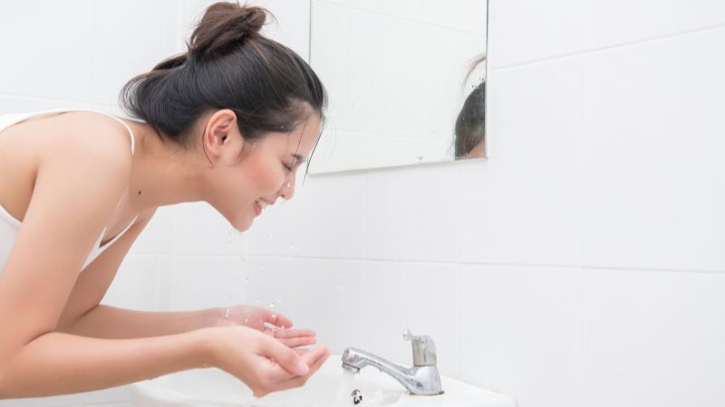Nên sử dụng nước ấm vừa phải để rửa mặt Nên sử dụng nước ấm vừa phải để rửa mặt