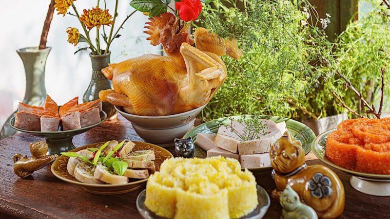 Chuẩn bị mâm cúng giao thừa ngoài trời lễ mặn