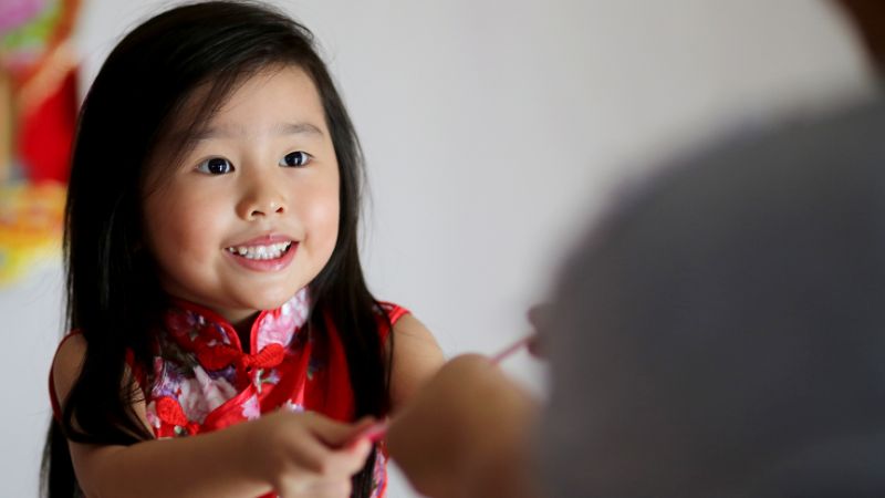 Bé yêu đọc bài thơ chúc Tết ba mẹ với mong ước năm mới tràn ngập niềm vui và hạnh phúc Bé yêu đọc bài thơ chúc Tết ba mẹ với mong ước năm mới tràn ngập niềm vui và hạnh phúc