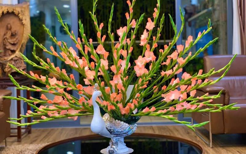 Bình cắm hoa lay ơn kiểu truyền thống đối xứng