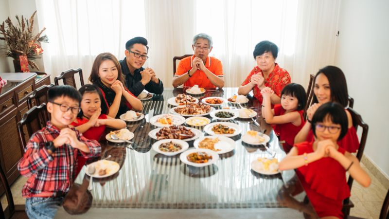  Bé đọc câu đối, cả nhà thêm vui