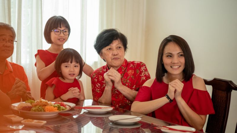 Tết sum vầy, bé đọc câu đối hay