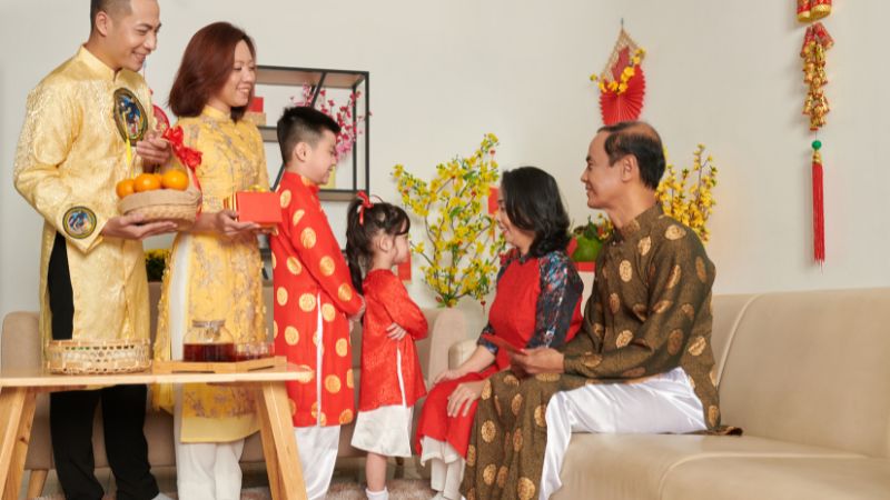 Mỗi câu đối nhỏ, niềm vui lớn cho ông bà