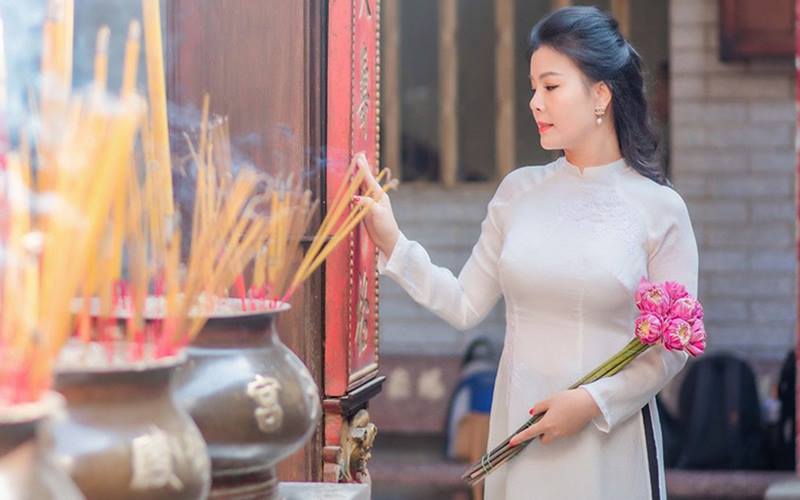 5 lưu ý khi mặc áo dài đi chùa