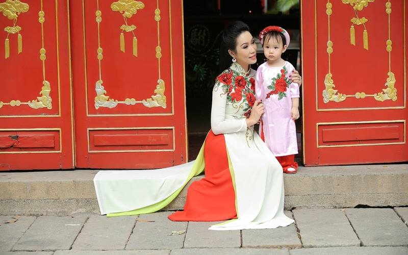 Áo dài đi lễ chùa đầu năm nên chọn màu gì?