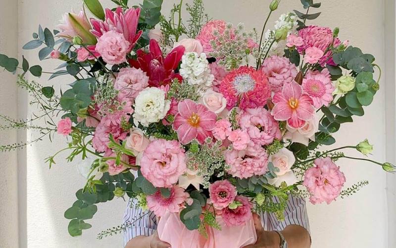 Cách cắm hoa ly với hoa cát tường