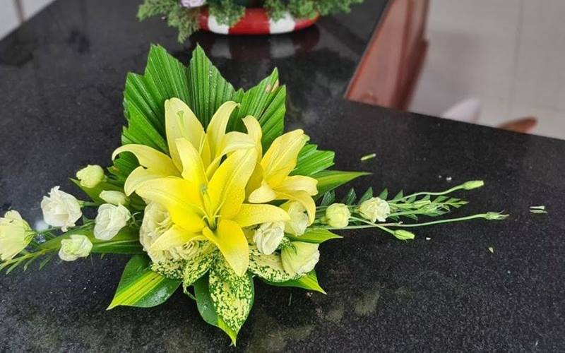 Cách cắm hoa ly với đĩa thuyền dài