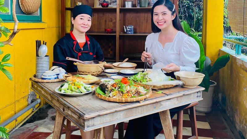 Các món ăn tại tiệm cơm, cafe Hoa Giấy
