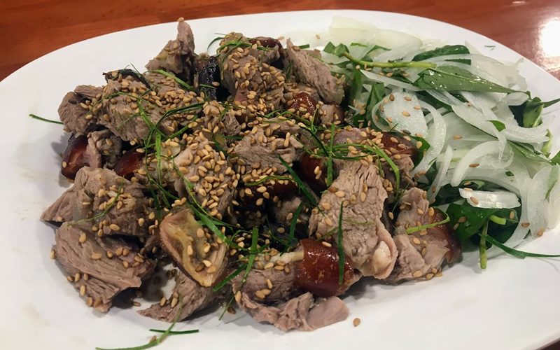 Thịt dê của quán được đánh giá cao bởi chất lượng và hương vị