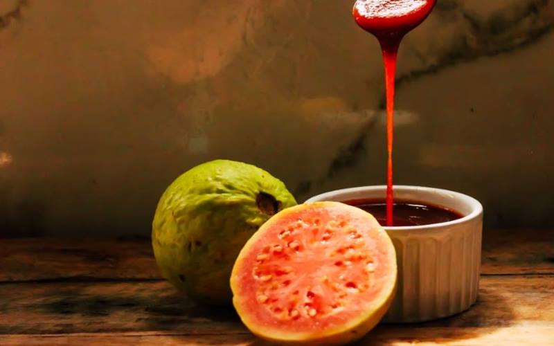 Bí quyết làm mứt ổi hồng tại nhà đơn giản, ngon miệng