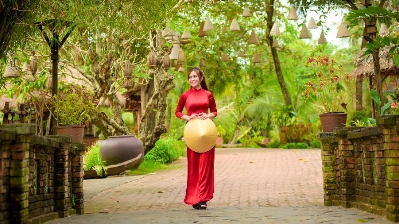 Tạo dáng chụp ảnh Tết đi lại tự nhiên