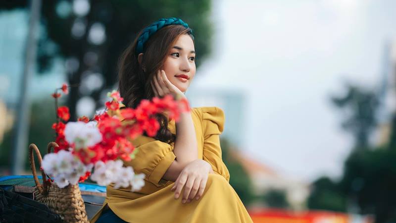 Tạo dáng chụp ảnh Tết với hoa