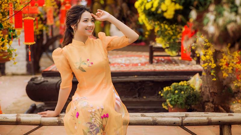 Tạo dáng chụp ảnh Tết với tay