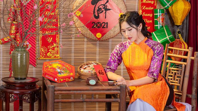 Tạo dáng chụp ảnh Tết khi ngồi