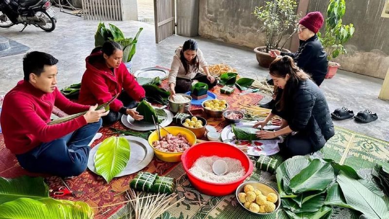 Gói bánh chưng đón Tết Gói bánh chưng đón Tết
