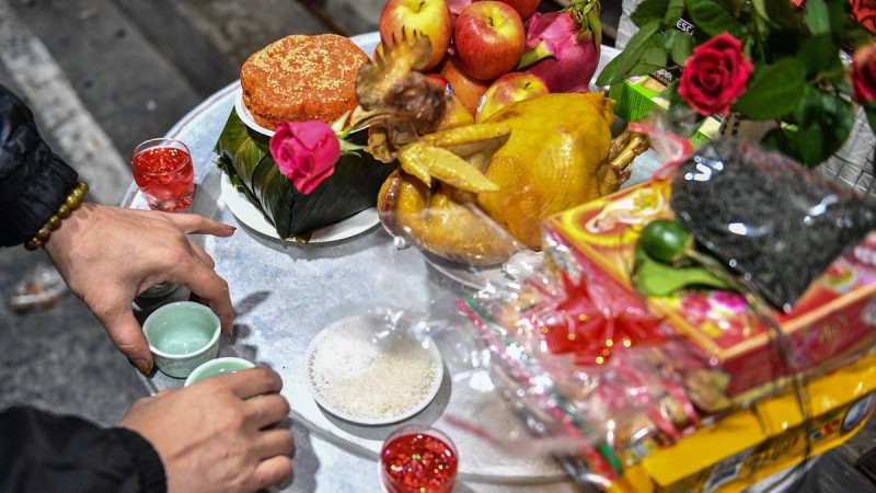 Cúng giao thừa ngoài trời và trong nhà thời gian có khác nhau không?