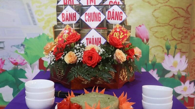 Sự hiện diện của hoa tươi làm không gian Tết trở nên rực rỡ và tươi vui hơn.