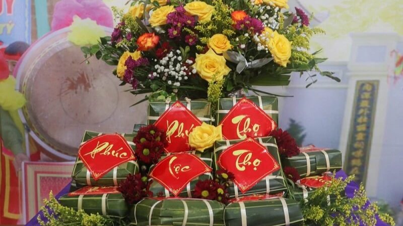 Trang trí hoa tươi cùng bánh chưng tạo điểm nhấn đầy nghệ thuật và ý nghĩa.